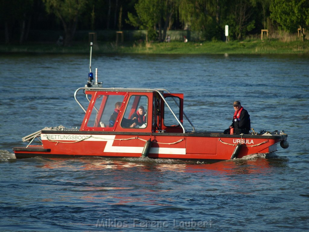 Motor Segelboot mit Motorschaden trieb gegen Alte Liebe bei Koeln Rodenkirchen P122.JPG